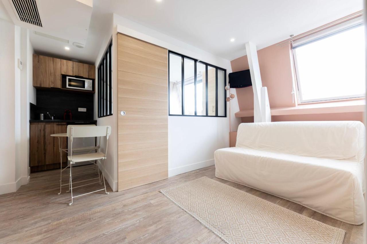 Amazing Apartment Under The Roof In Paris 8Th Exterior photo